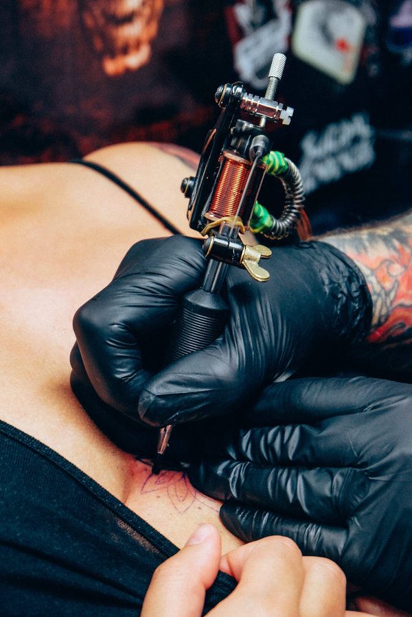 Tendances actuelles dans le monde du tatouage : motifs, couleurs et emplacements