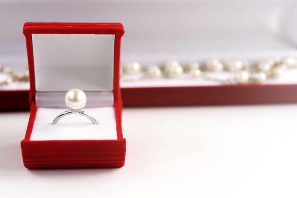 Pourquoi faut-il soigner l'écrin de bague lors d'une demande en mariage ?